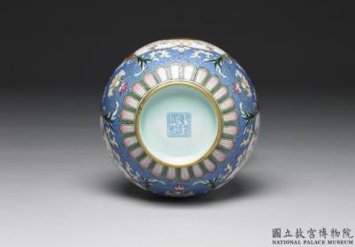 图片[3]-Gall-bladder vase in yang-ts’ai enamels with incised blue ground pattern of flower brocade and band décor 1742 (Ch’ien-lung reign)-China Archive